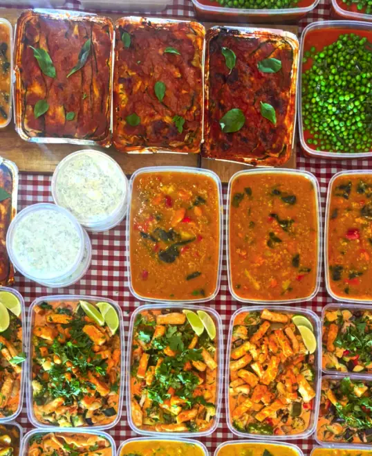 Carmanyoles de lasanya, cremes, pasta i pèsols preparades per a la setmana